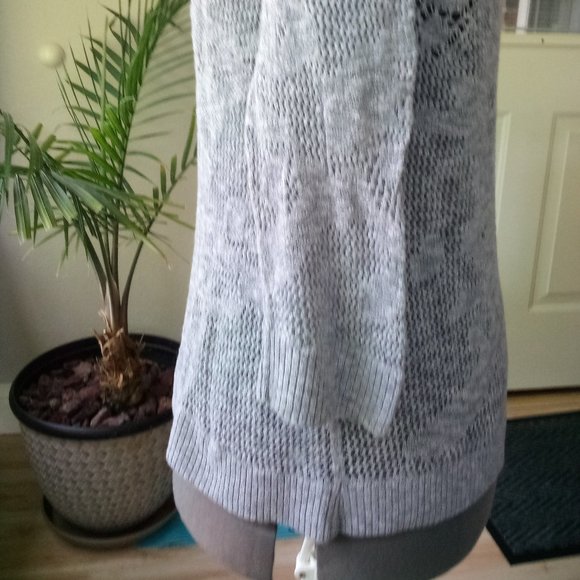 AEO Lightweight 3/4 Sleeved Henley Sweater - Picture 5 of 11